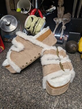 Women’s Suede  And Faux Fur Platform Slide - Beige